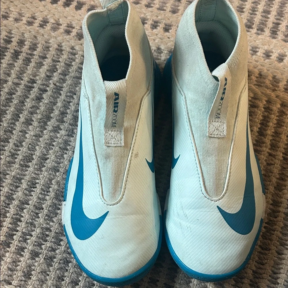Nike Kids indoor soccer shoes - Picture 1 of 3
